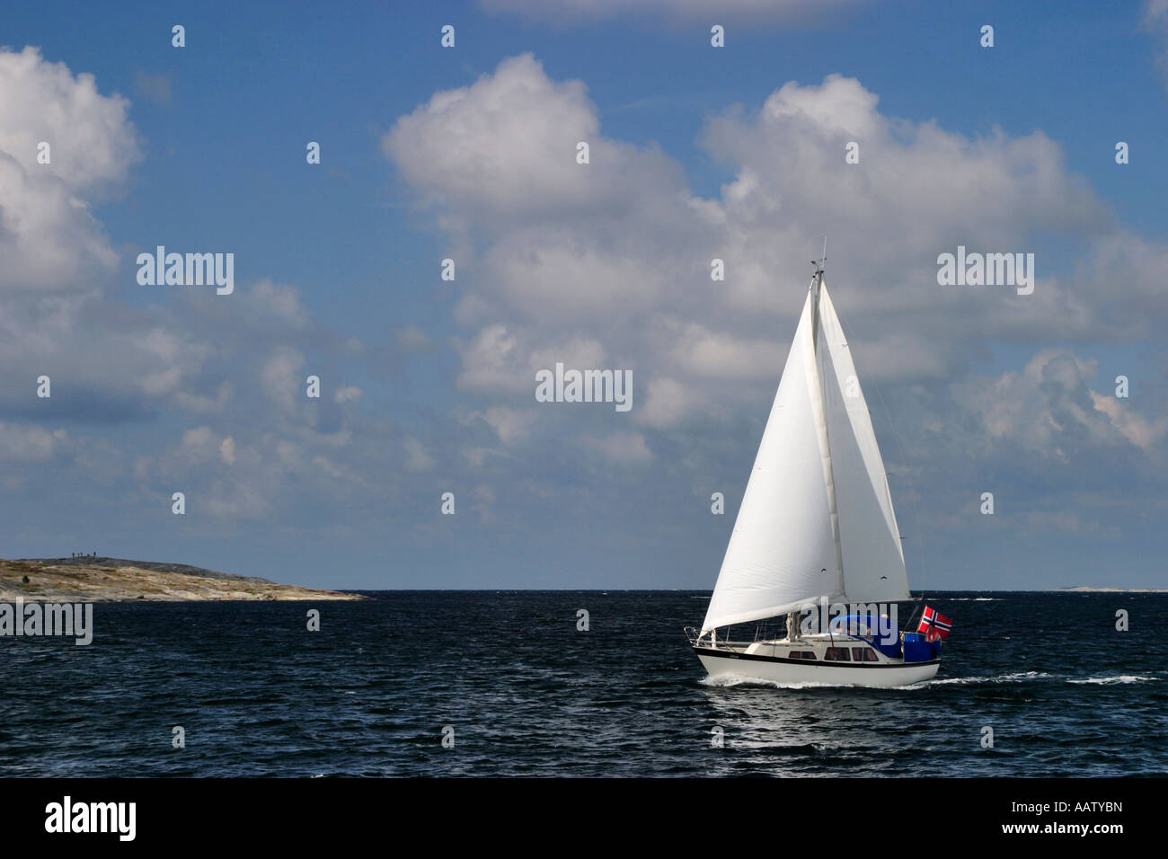 Segelboot an der Küste Stockfoto