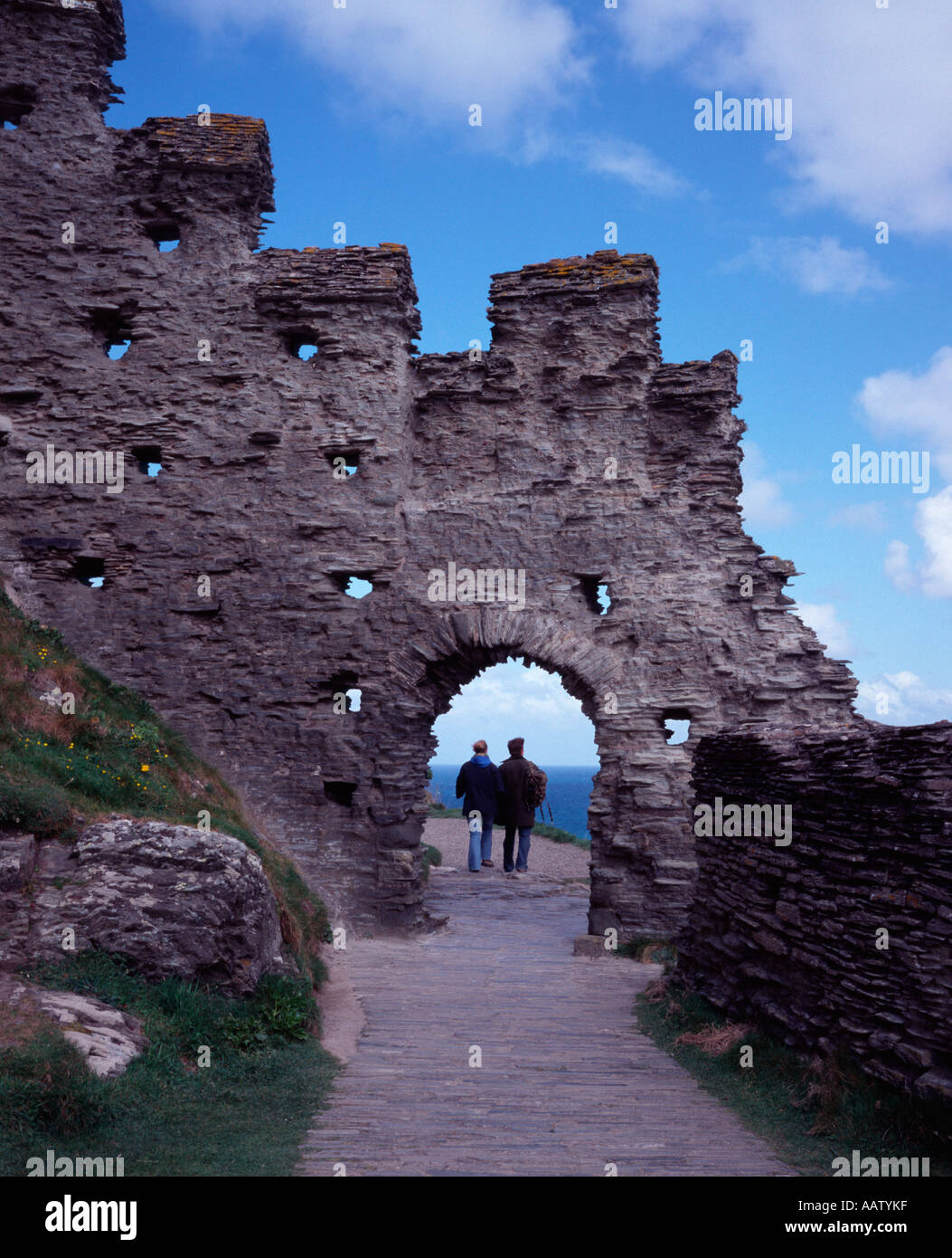 Touristen besuchen die Überreste der Burgruine Norman auf Insel Tintagel, Cornwall, UK Stockfoto