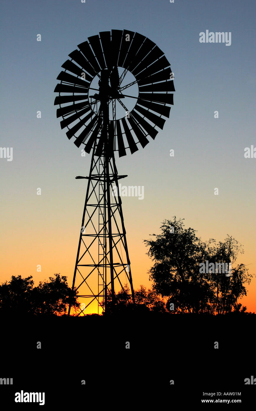 Windmühle in der Abenddämmerung, Gibb River Road, Kimberley Region von Westaustralien Stockfoto