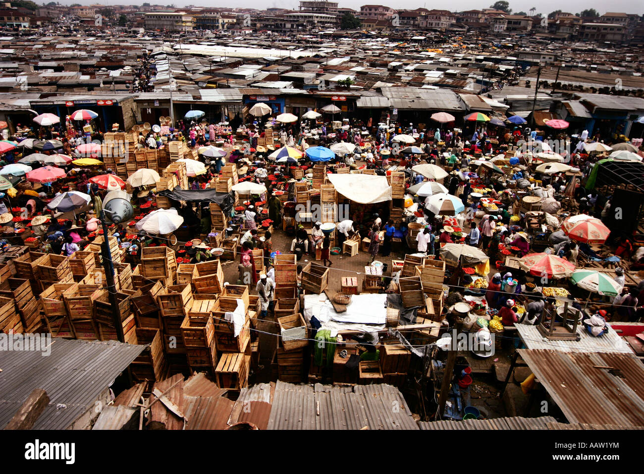 Kumasi-Markt in Kumasi, Ghana. Als größte Martket Westafrikas. 28.03.06 Fotograf Phil Stephenson Stockfoto