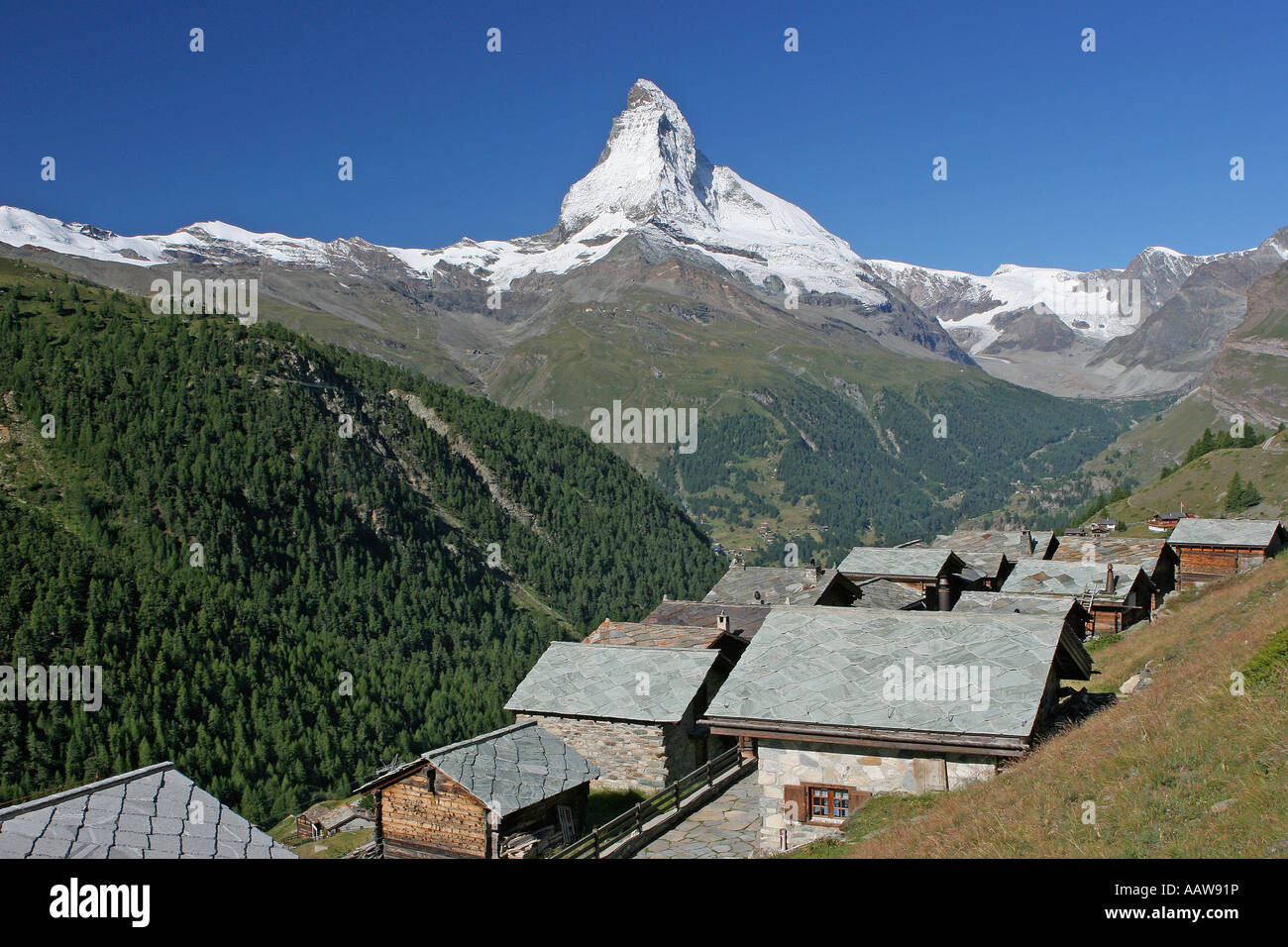 Das Dorf Findeln und das Matterhorn über Zermatt, Schweiz Stockfoto