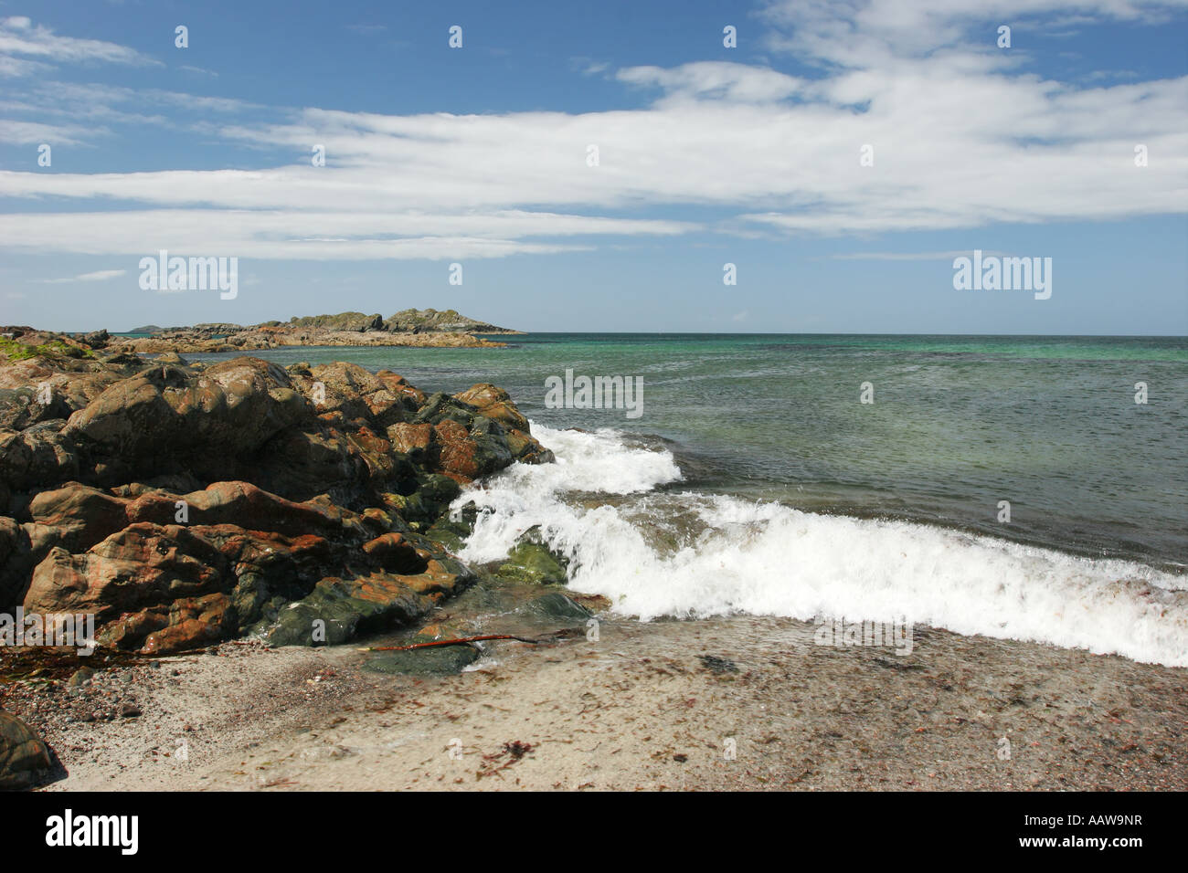 Wellen brechen an der nördlichen Küste von Iona Schottland Stockfoto