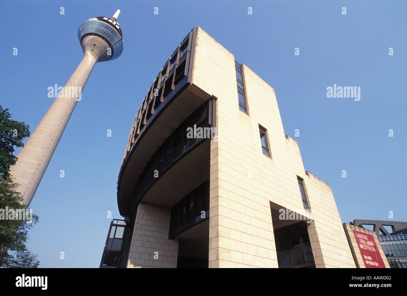 Rheinturm tower Gebäude und der Landtag, Düsseldorf, Düsseldorf, Deutschland, Europa Stockfoto