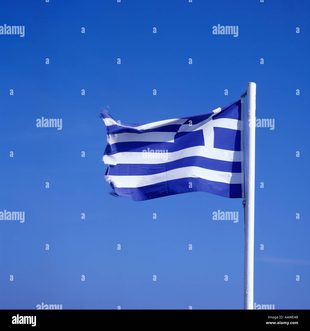 ZERFETZTE GRIECHISCHE FLAGGE IM WIND WEHEN Stockfoto
