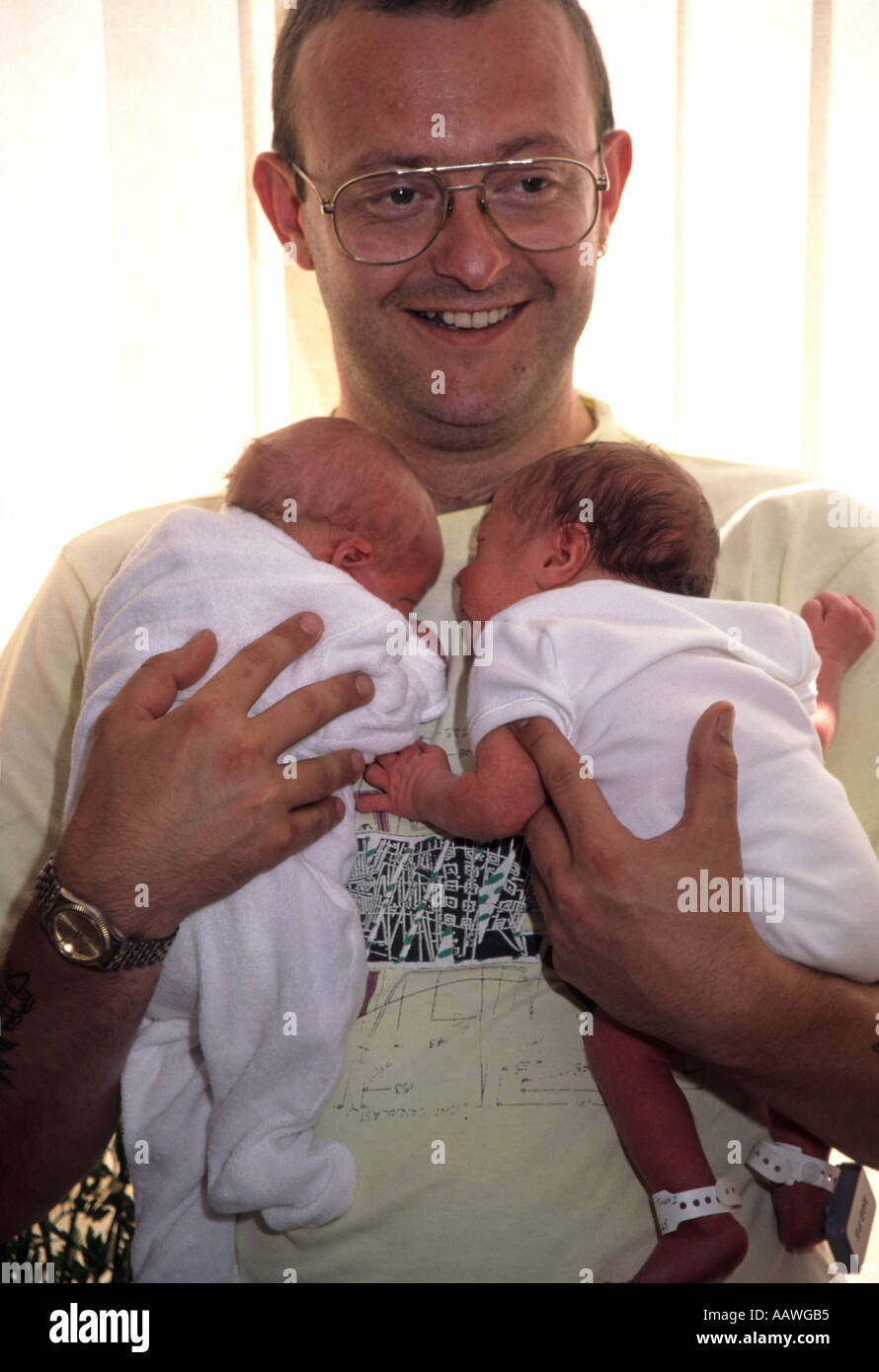 stolzer Vater mit neugeborenen Zwillinge Stockfoto