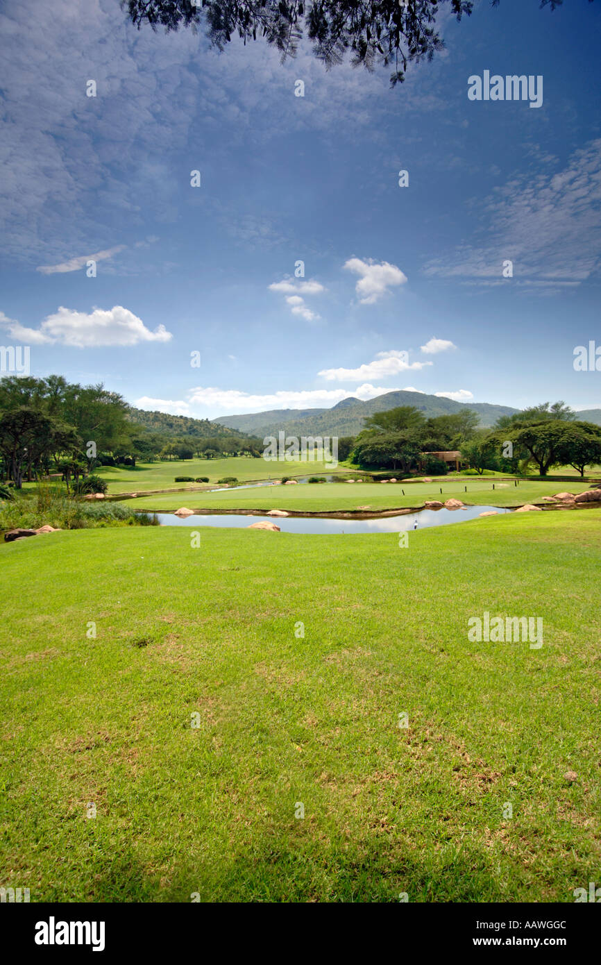 Das neunte Loch von Gary Player Golf Course im Sun City Resort in Südafrika. Stockfoto