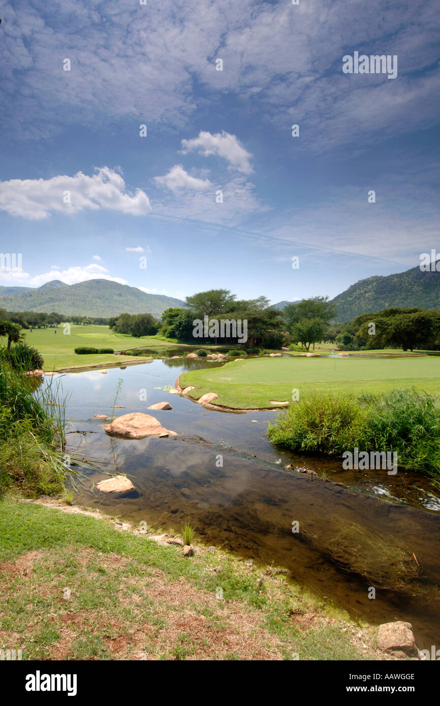 Das neunte Loch von Gary Player Golf Course im Sun City Resort in Südafrika. Stockfoto