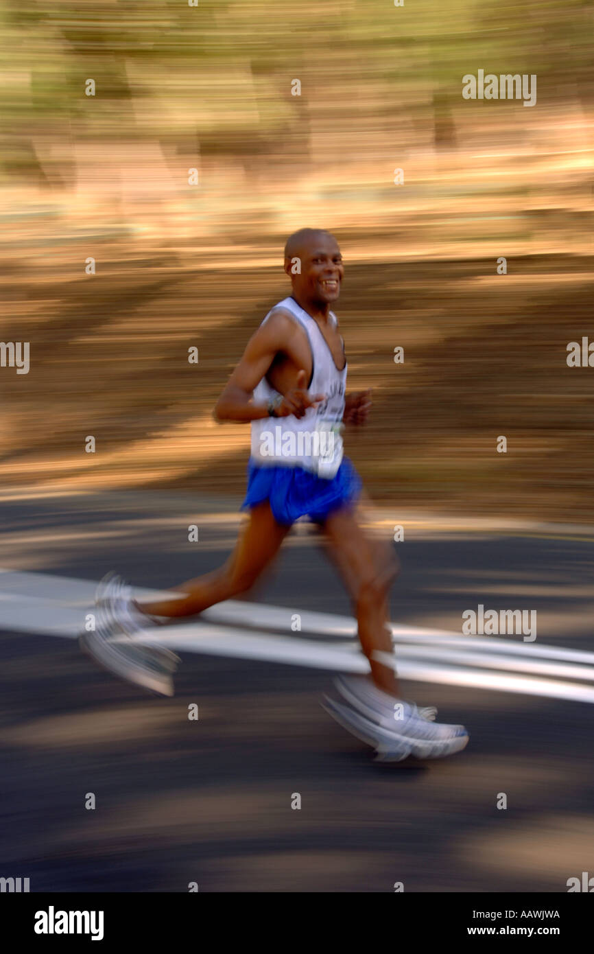 Ein Mann läuft Old Mutual Two Oceans Marathon 2006 in Kapstadt, Südafrika. Stockfoto