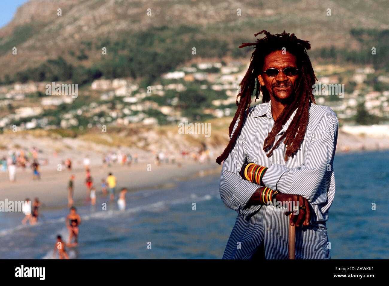 Ein Rastafari posing vor dem Strand von Hout Bay in Cape Town, South