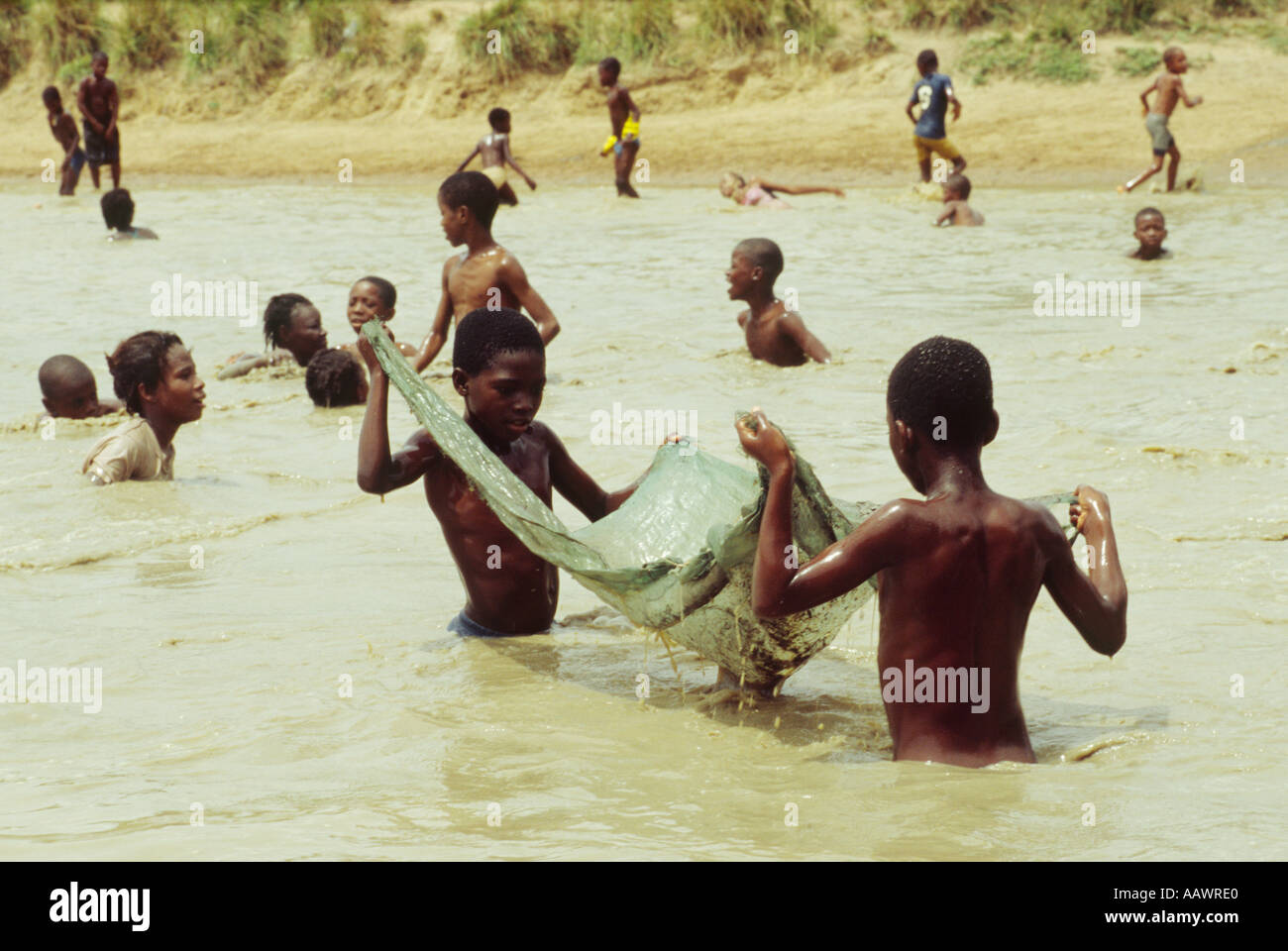 Liberianische jungen Fang von Fischen in einem See Stockfoto