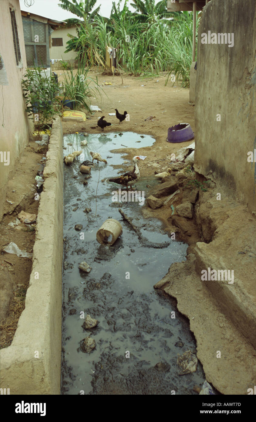 Offener Abwasserkanal Abfluss in einem liberianischen Flüchtlingslager in Ghana Stockfoto