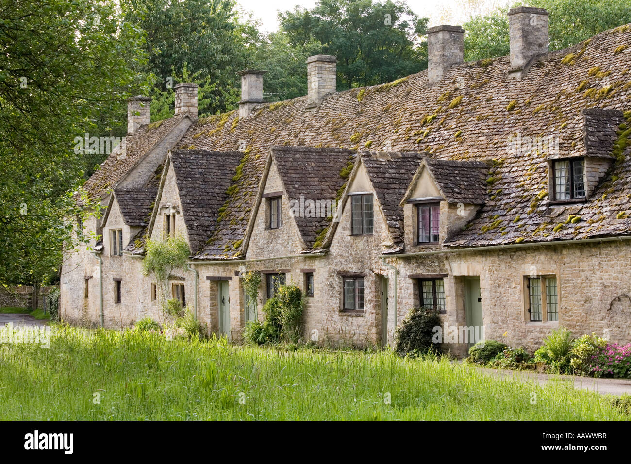 Am frühen Morgenlicht fällt auf Arlington Row in Cotswold Dorf von Bibury, Gloucestershire Stockfoto