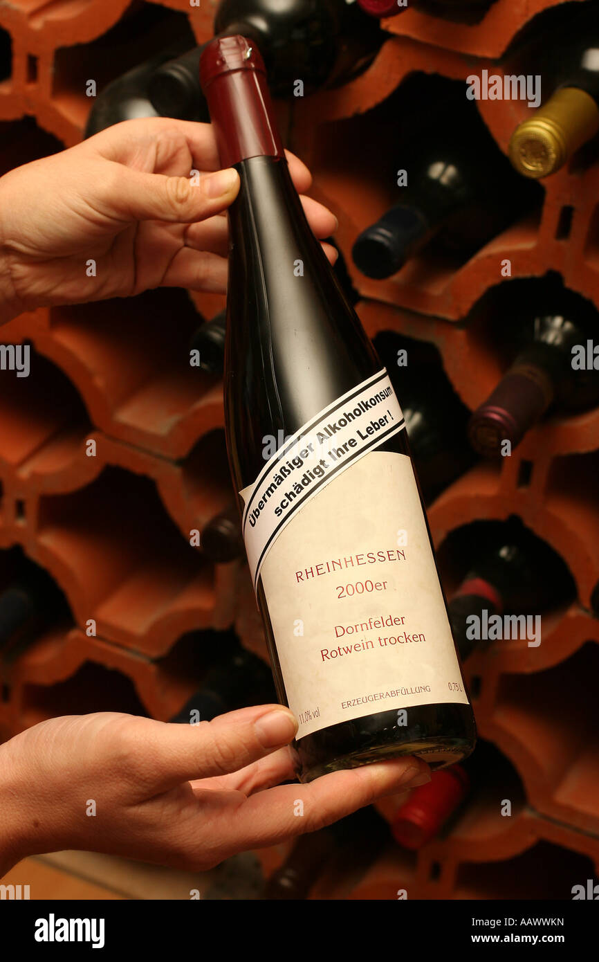 Warnung auf eine Flasche Wein Stockfoto