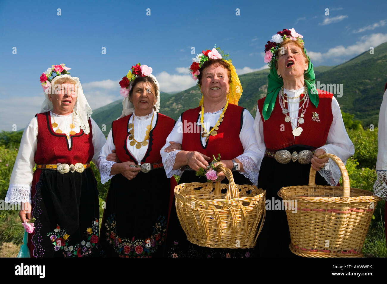 Stieg der Kommissionierung Frauen singen, Rose Festival, Karlovo, Bulgarien Stockfoto