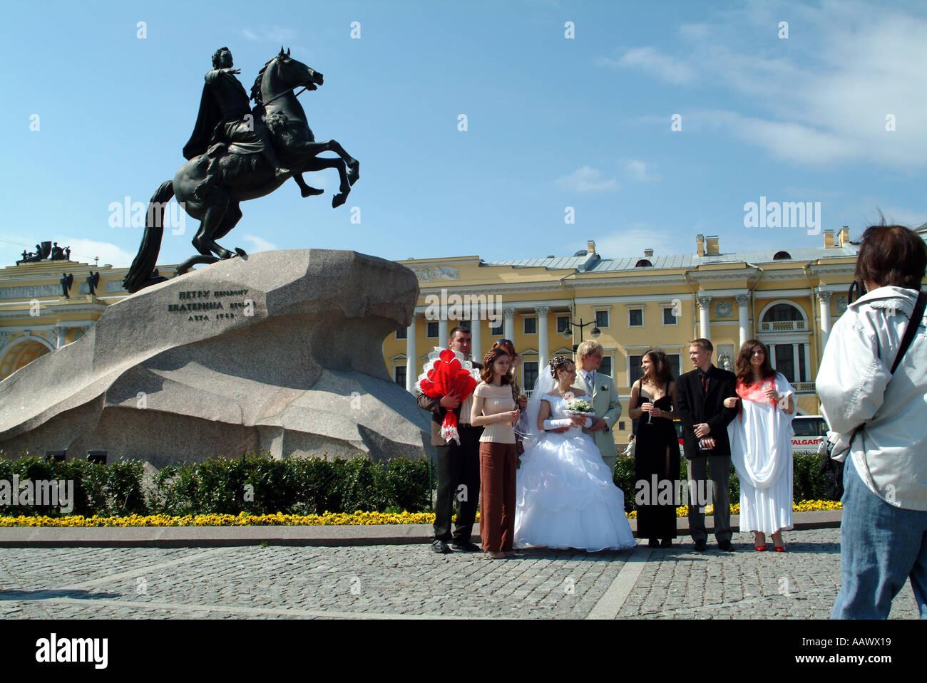 Die Hochzeitsgesellschaft Bronze Horseman St Petersburg Russland posieren für Fotos, die Statue von Peter dem großen Stockfoto