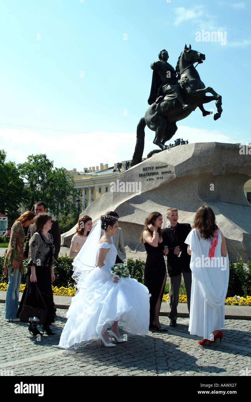 Die Hochzeitsgesellschaft Bronze Horseman St Petersburg Russland posieren für Fotos, die Statue von Peter dem großen Stockfoto