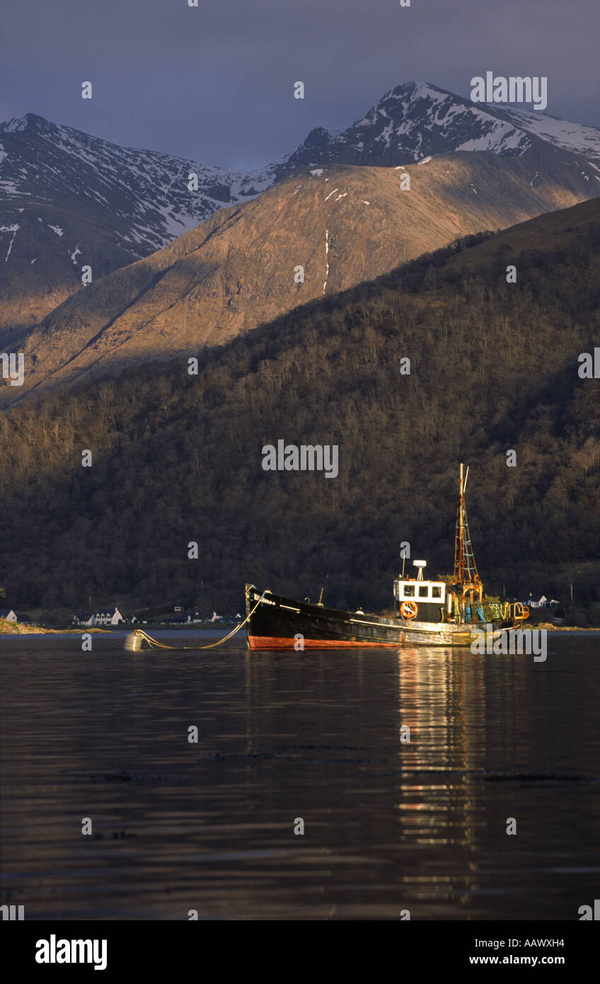 Glencoe Village mit Bergen im Hintergrund Stockfoto
