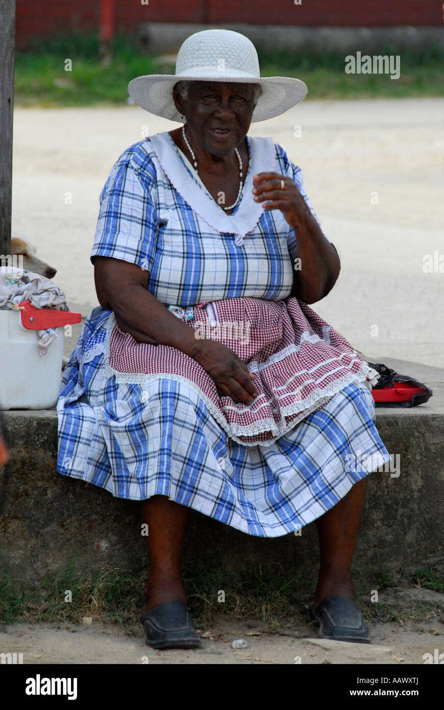 Schwarz Garifuna Frau sitzt in Livingstone, Guatemala, Mittelamerika Stockfoto