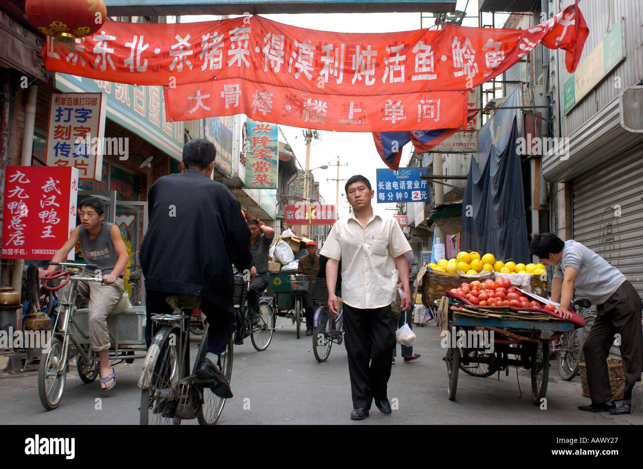 Eine Gasse beschäftigt Hutong in Peking Stockfoto