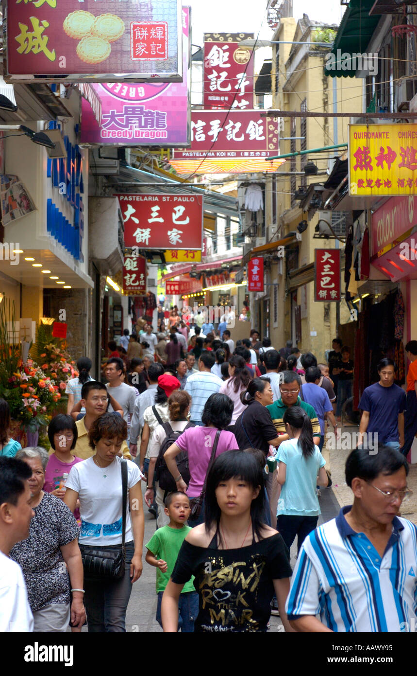 Massen von Besuchern und Touristen drängen sich die engen Straßen von Macau in der Nähe des Leal Senado Square China tun Stockfoto
