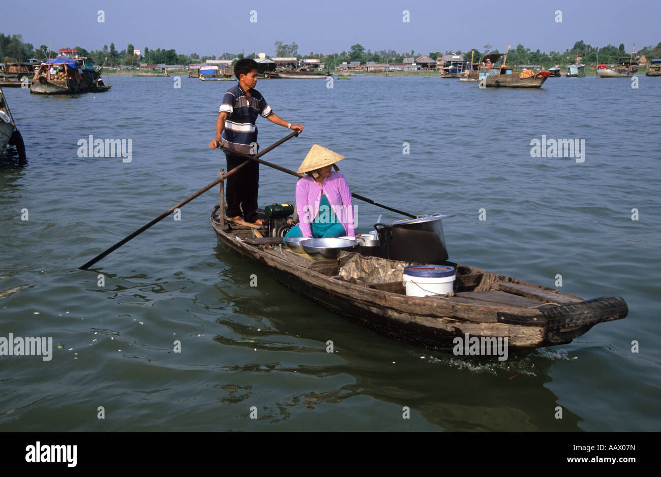 Mann und Frau in einem Boot verkaufen Suppe, schwimmende Markt, Long Xuyen, Vietnam Stockfoto