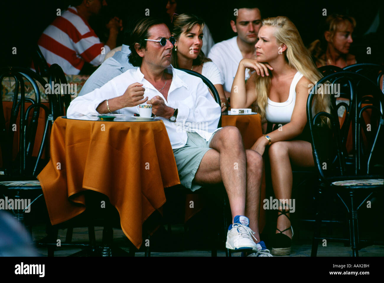 Menschen im Café in der Stadt Juan-Les-Pins an der französischen Riviera Frankreich Stockfoto