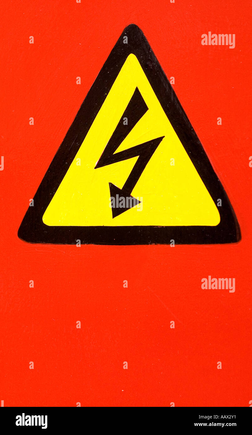 Gelbes Warnschild auf rotem Grund Stockfoto