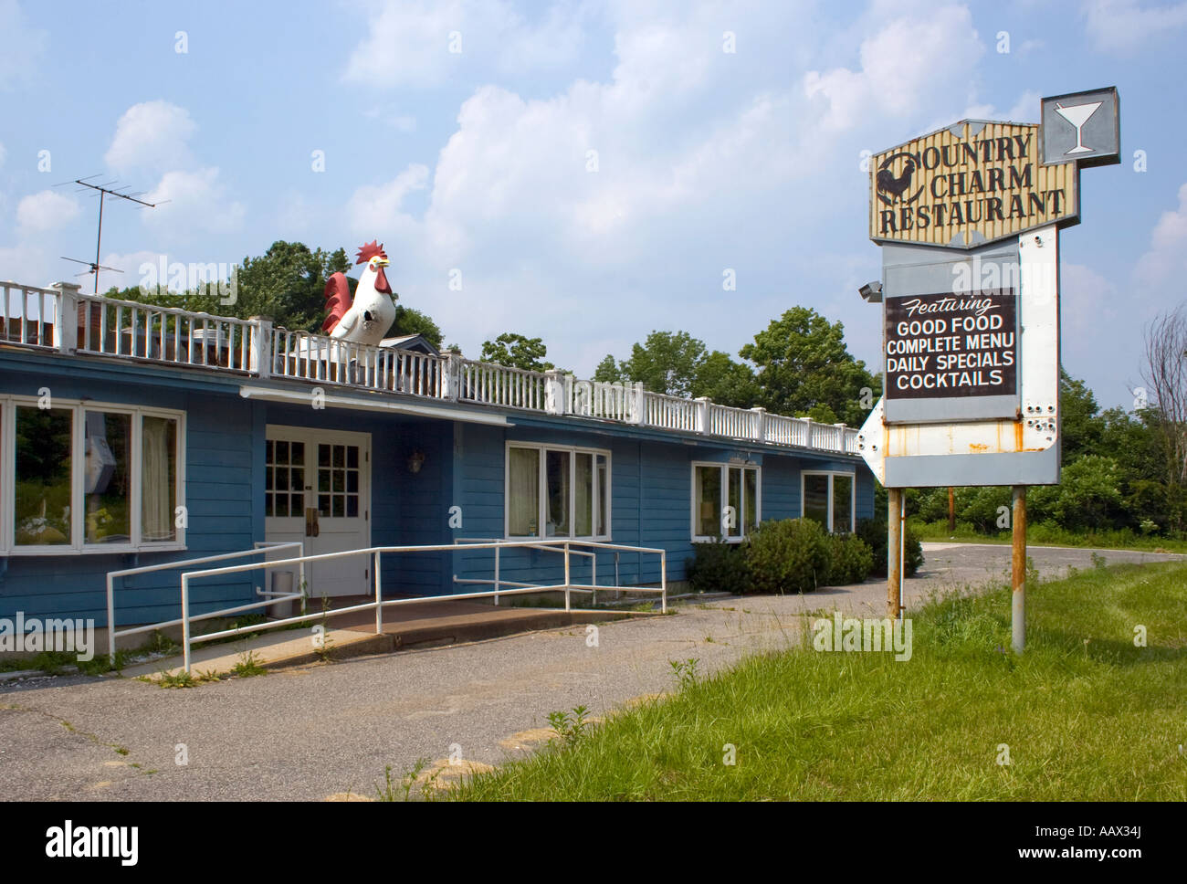 Hahn auf dem Dach im Land Charme Restaurant in Cheshire Massachusetts Stockfoto