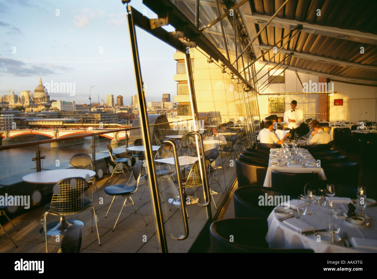 Oxo Tower Restaurant mit Blick auf Themse und London, England Stockfoto