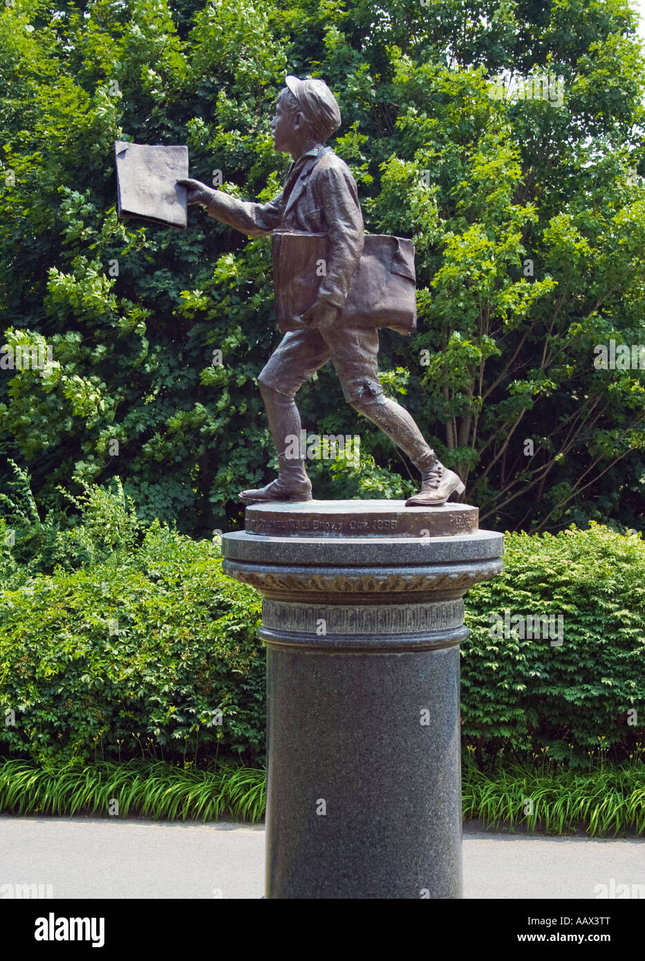 Eine Bronzestatue des Zeitungsbogens in Great Barrington, Massachusetts, ehrt Amerikas klassische Papierrouten-Tradition und den kleinstädtischen Geist. Stockfoto
