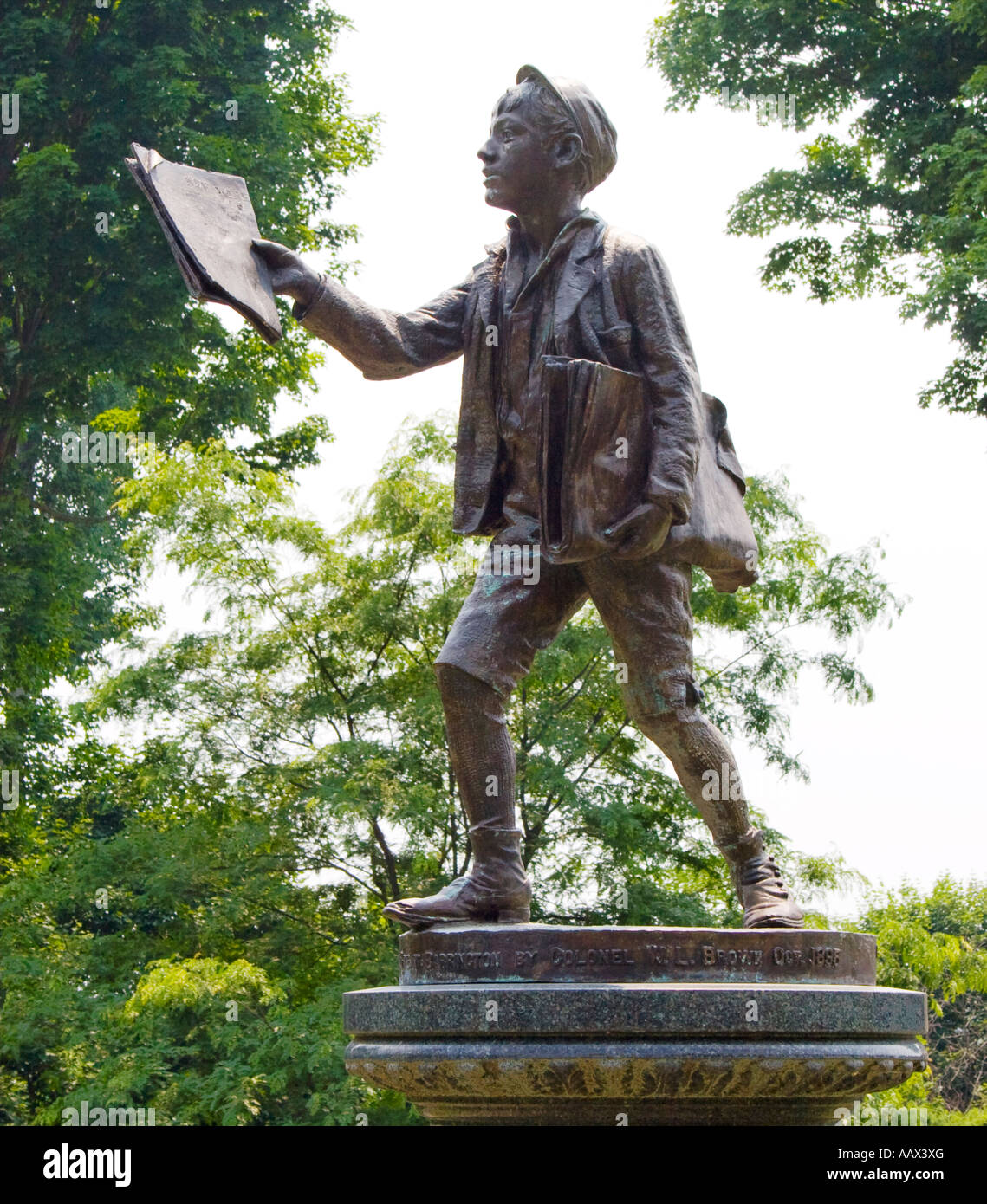 Eine Bronzestatue des Zeitungsbogens in Great Barrington, Massachusetts, ehrt Amerikas klassische Papierrouten-Tradition und den kleinstädtischen Geist. Stockfoto