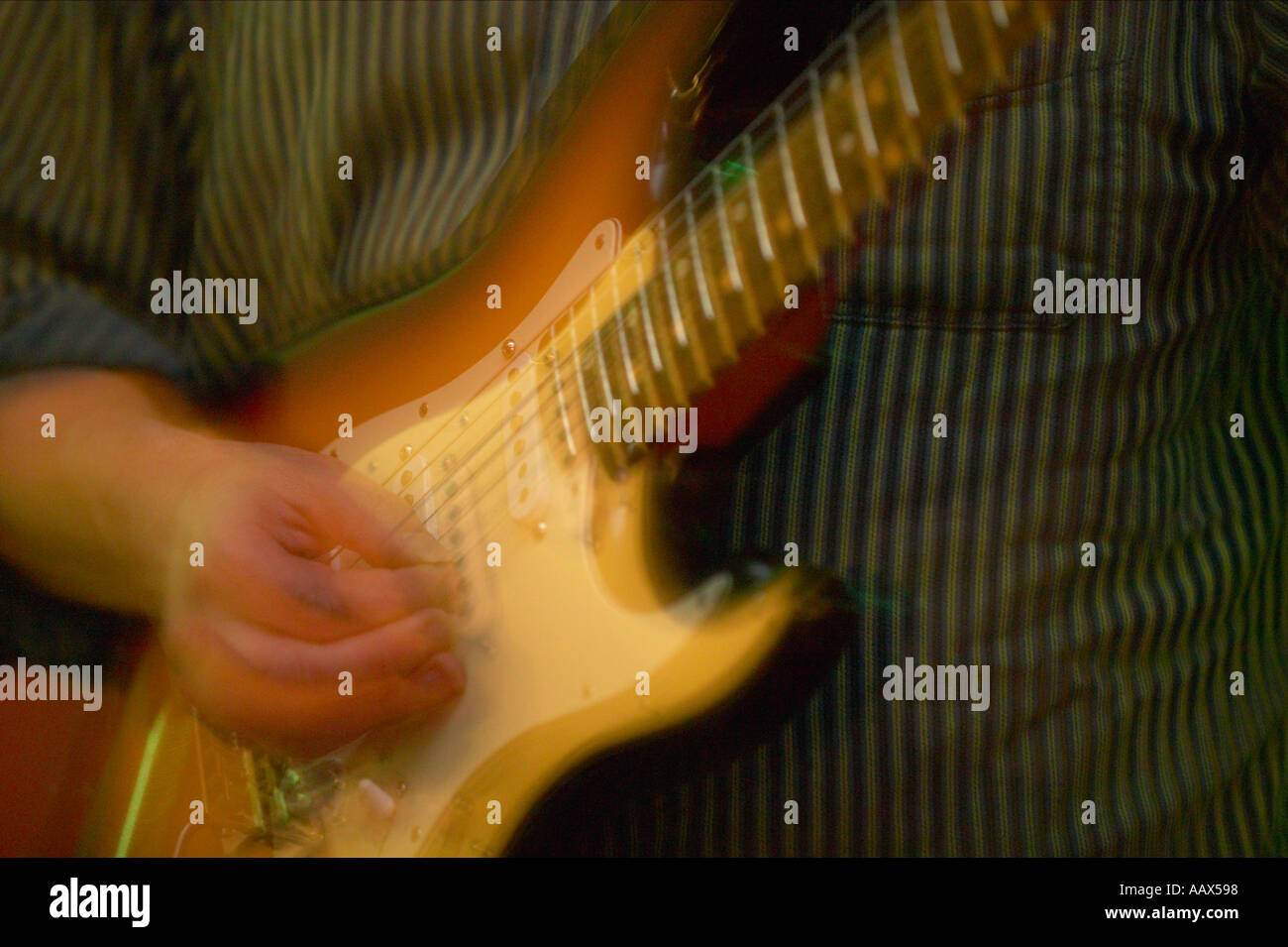 ein Rock-Musiker spielt e-Gitarre Stockfoto