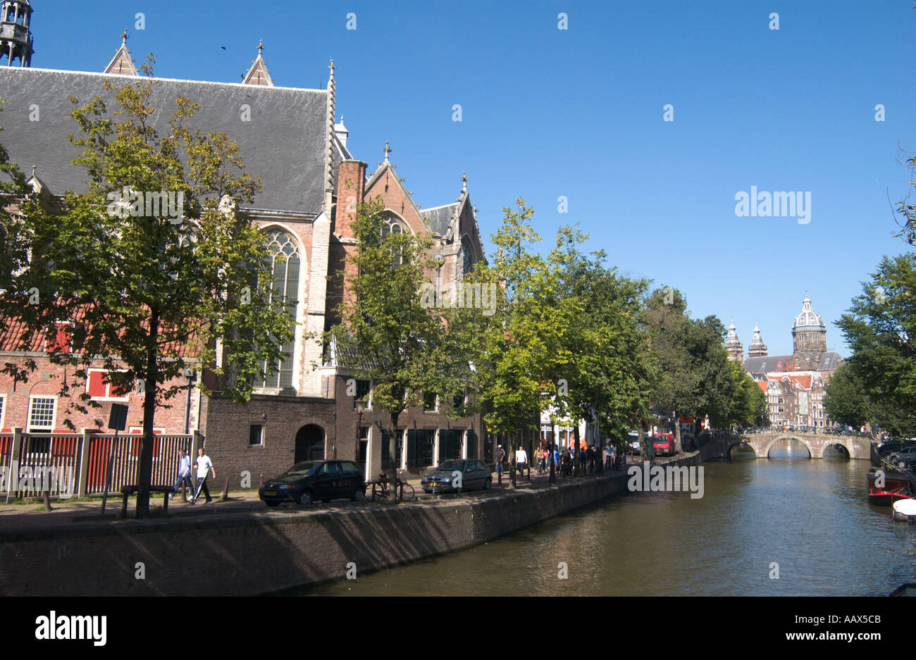 Oudekerk Kirche im Rotlicht-Viertel in Oudezuds Voorburgwal in Amsterdam Niederlande Stockfoto
