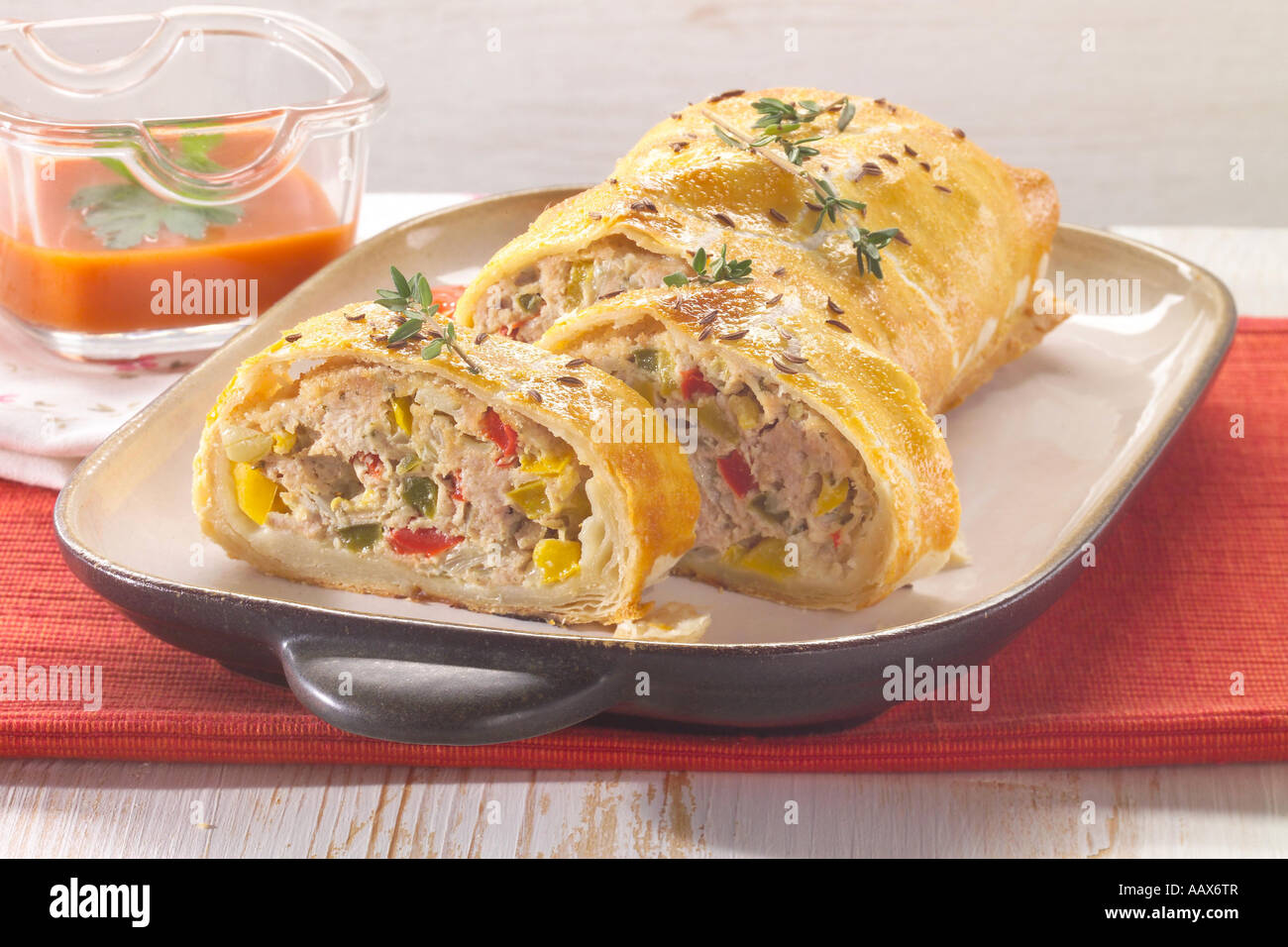 Teig Rollen gefüllt mit Hackfleisch Stockfotografie - Alamy Teig Rollen gefüllt mit Hackfleisch Stockfotografie - Alamy