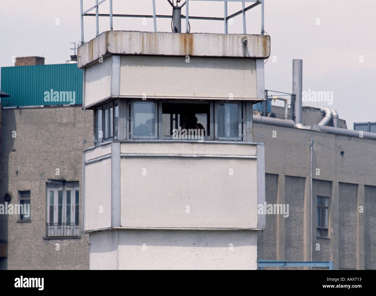 Die europäische Geschichte. Die historische Mauer und Todesstreifen Wachtturm in West Berlin in Deutschland in Europa während des Kalten Krieges. Stockfoto