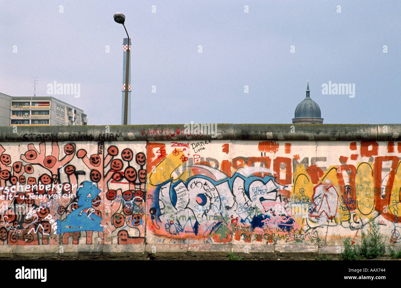 Europäische Geschichte. Die historische Mauer in West Berlin in Deutschland in Europa während des Kalten Krieges. Stockfoto