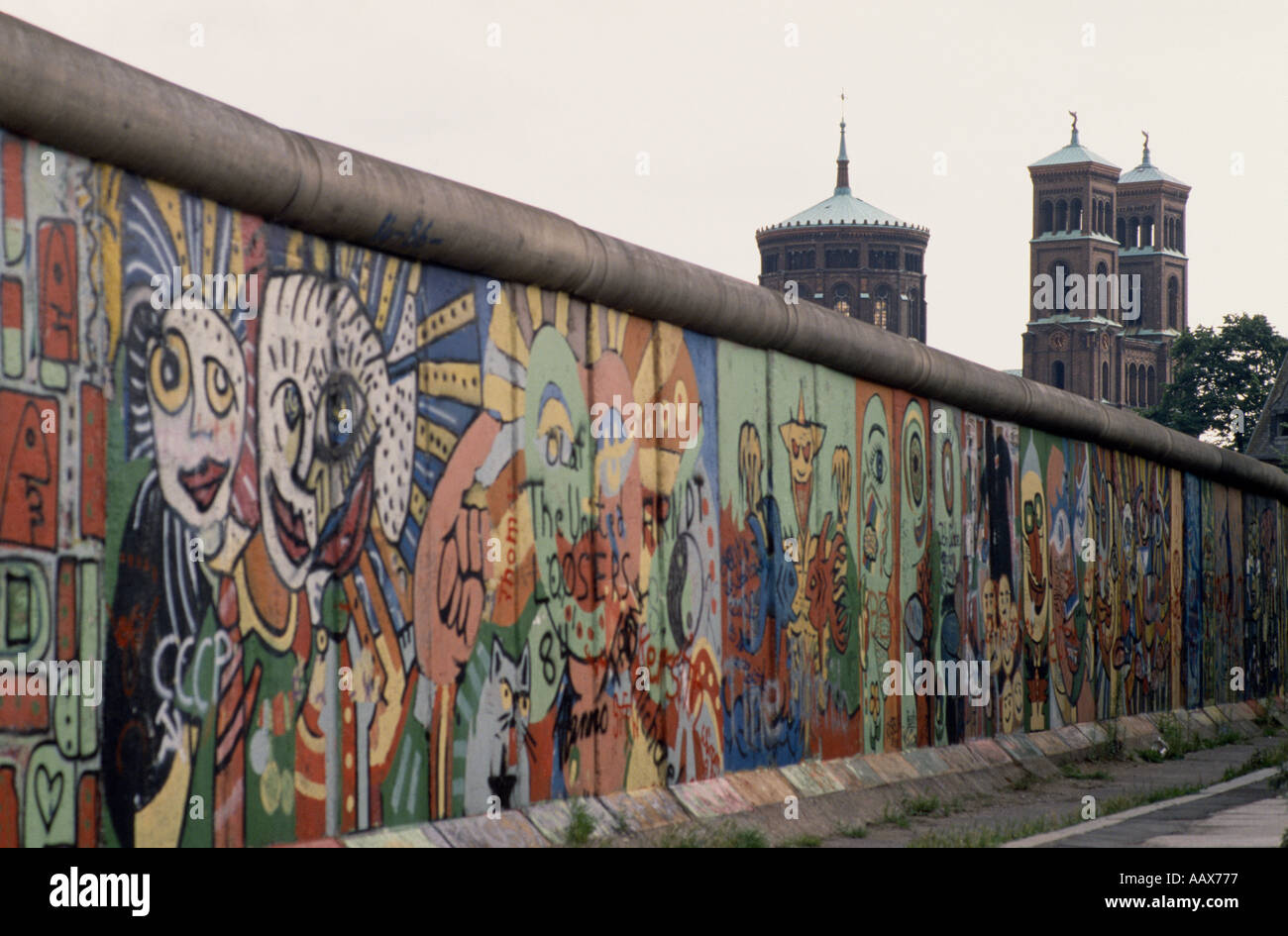 Europäische Geschichte. Die historische Mauer in West Berlin in Deutschland in Europa während des Kalten Krieges. Stockfoto