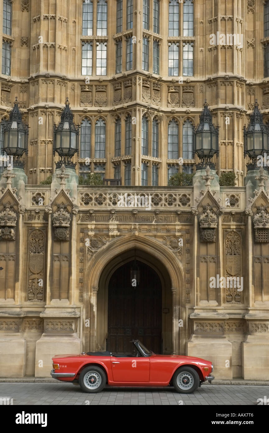 Klassischen roten Sportwagen der sechziger geparkt vor dem Eingang zu den britischen Houses of Parliament, Westminster, London Stockfoto