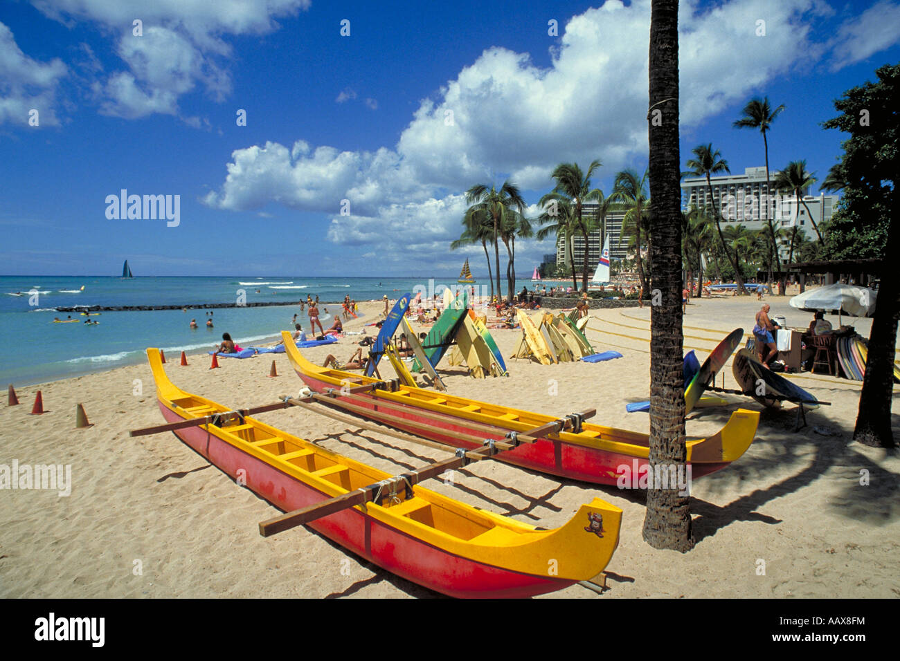 Elk214 1550 Hawaii Oahu Waikiki Beach gelbe Boote am Strand Stockfoto