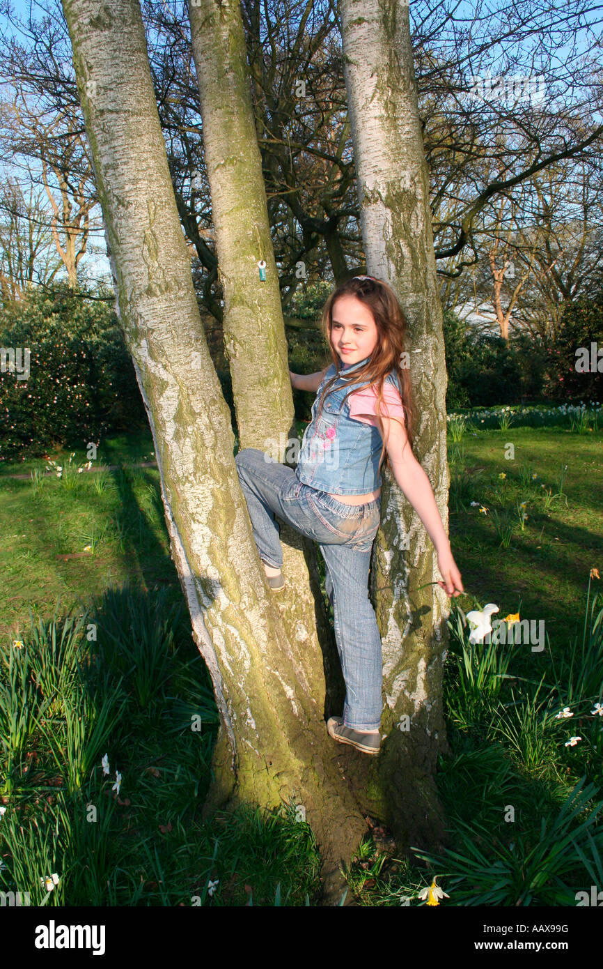 junges Mädchen spielen im Park allein Stockfoto