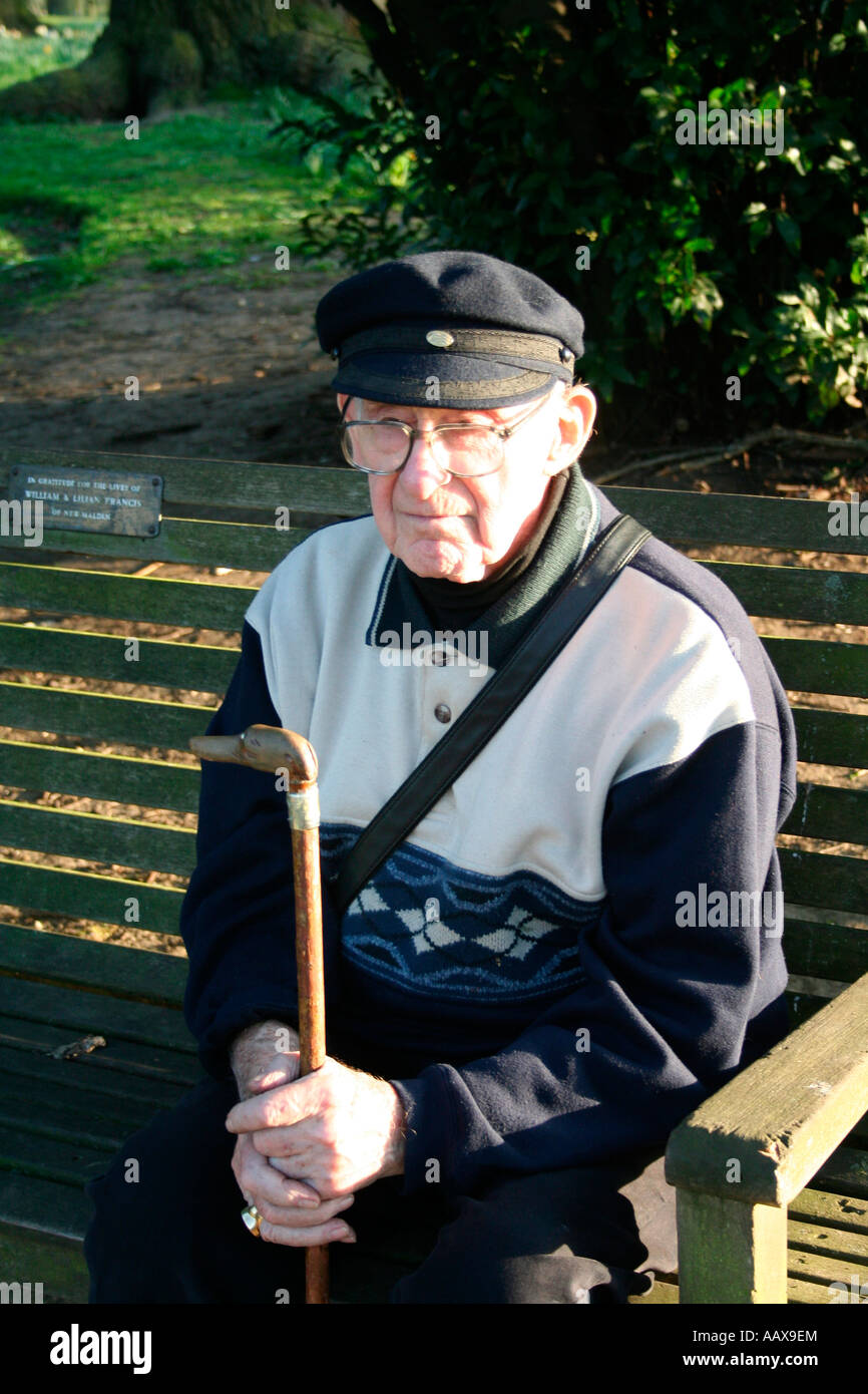 einsamer alter Mann sitzt auf einer Bank ganz allein Stockfoto