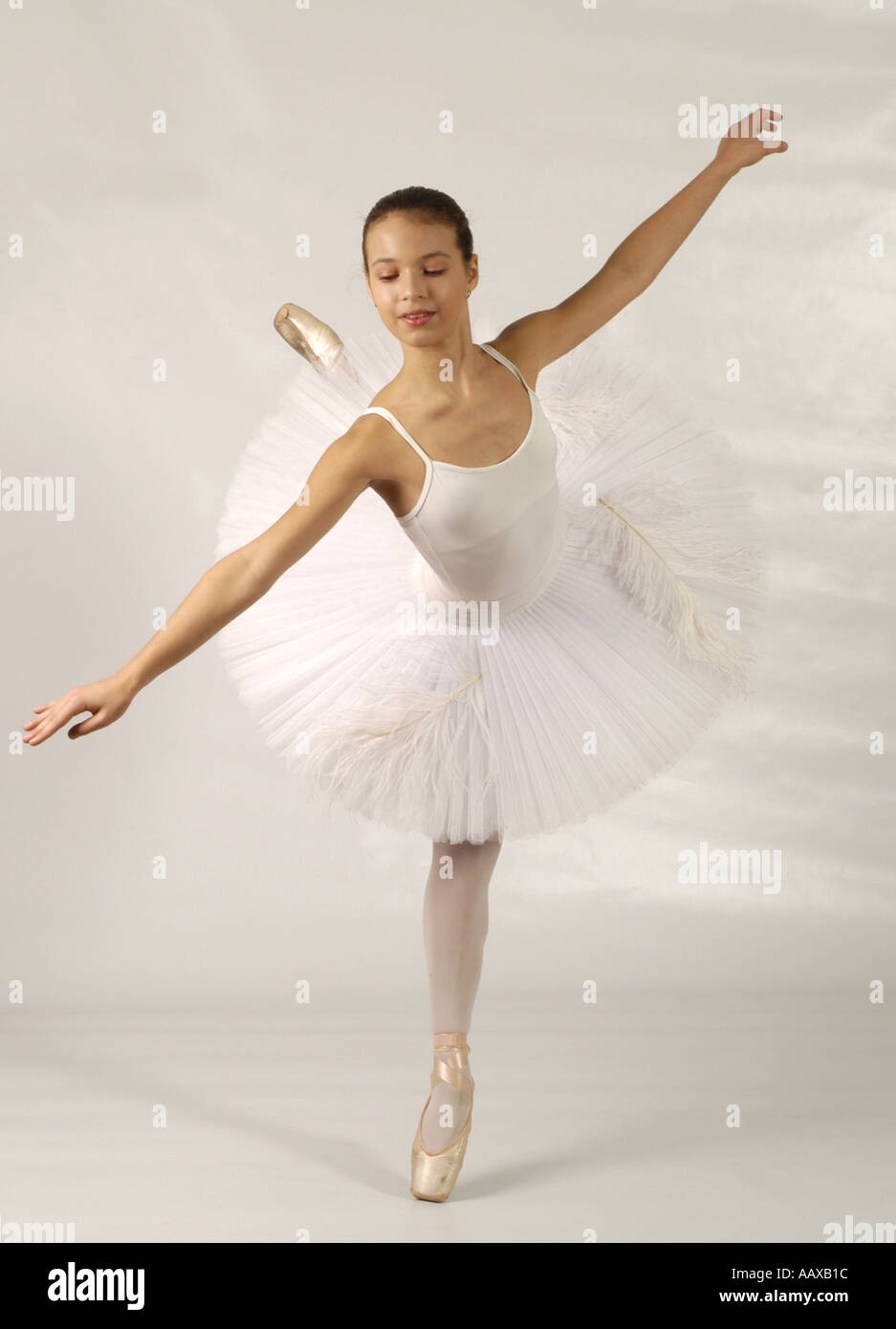 kleine Ballerina auf Zehenspitzen in den Zehen Schuhe Proben stehen zugeschnittenen weißen Hintergrund Umriss Ausschnitt ausschneiden Stockfoto