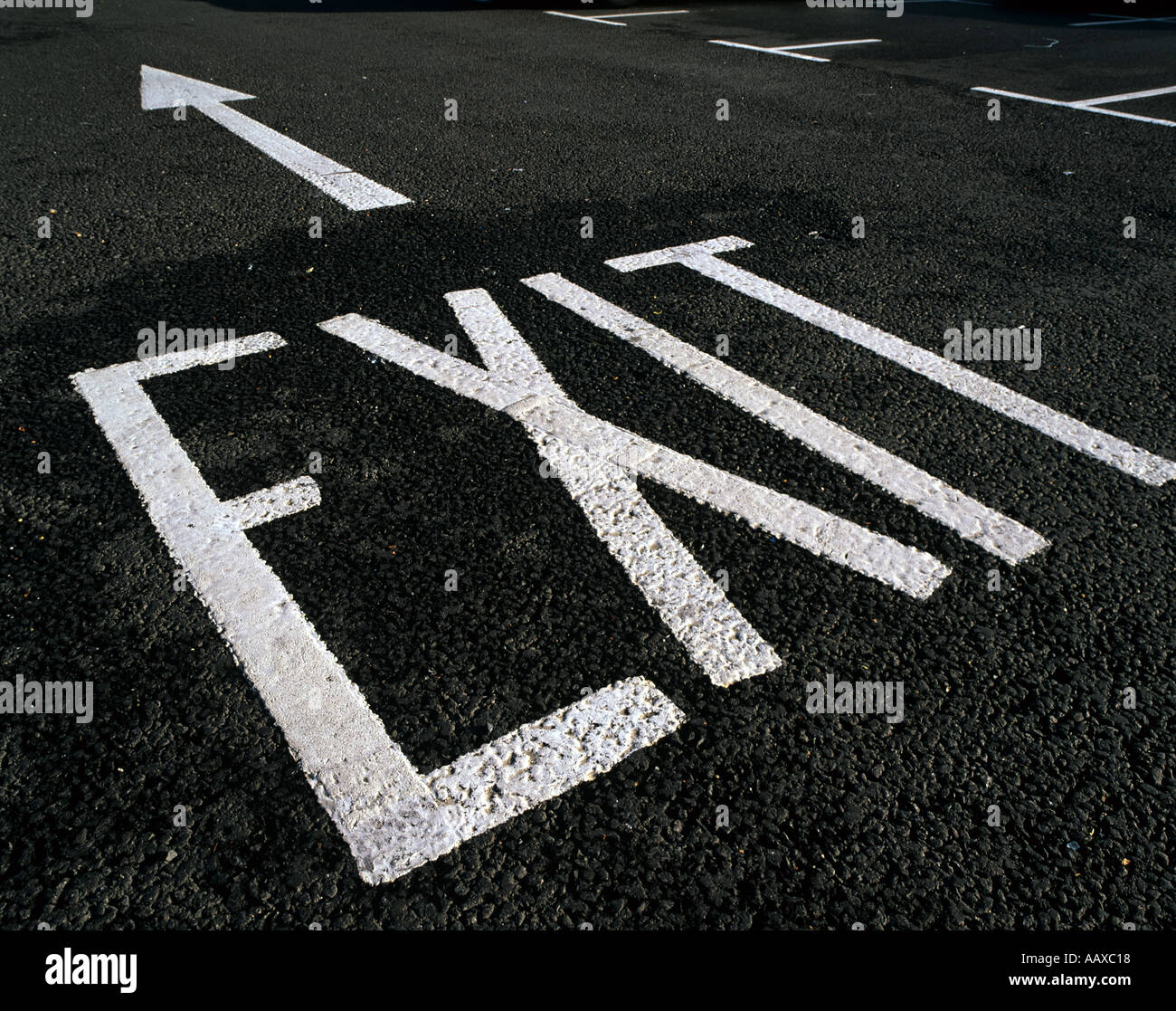 Pfeil auf asphaltierte Straße verlassen Stockfoto