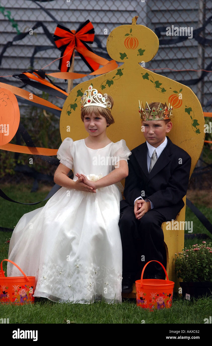 Niedlichen Kinder immer fotografiert am Kirmes-König und die Königin des New England Herbst Festival. Connecticut, USA Stockfoto