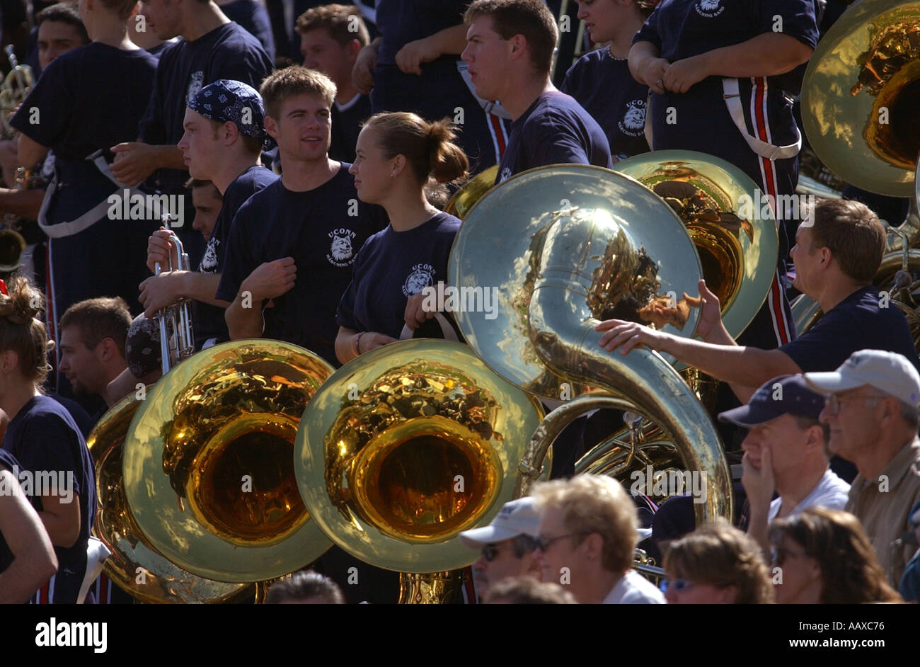 Tuba-Spieler und Band-Mitglieder an einem College-Football-Spiel Stockfoto