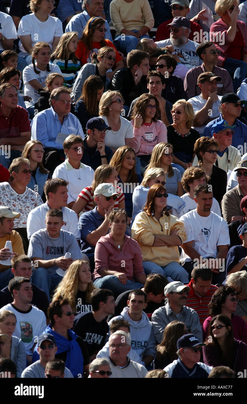 Menschen, die ein sportliches Ereignis eine Menge Leute beobachten Stockfoto