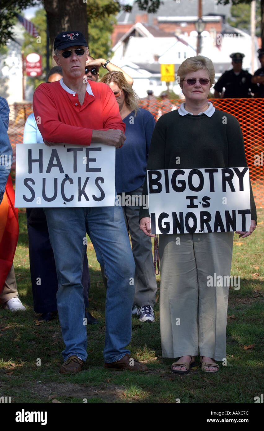 Frau und Mann, hält Schild mit der Aufschrift Bigotterie ist ignorant während einer Kundgebung pro Homosexuell Rechte anti Hass Protest Hass saugt Stockfoto