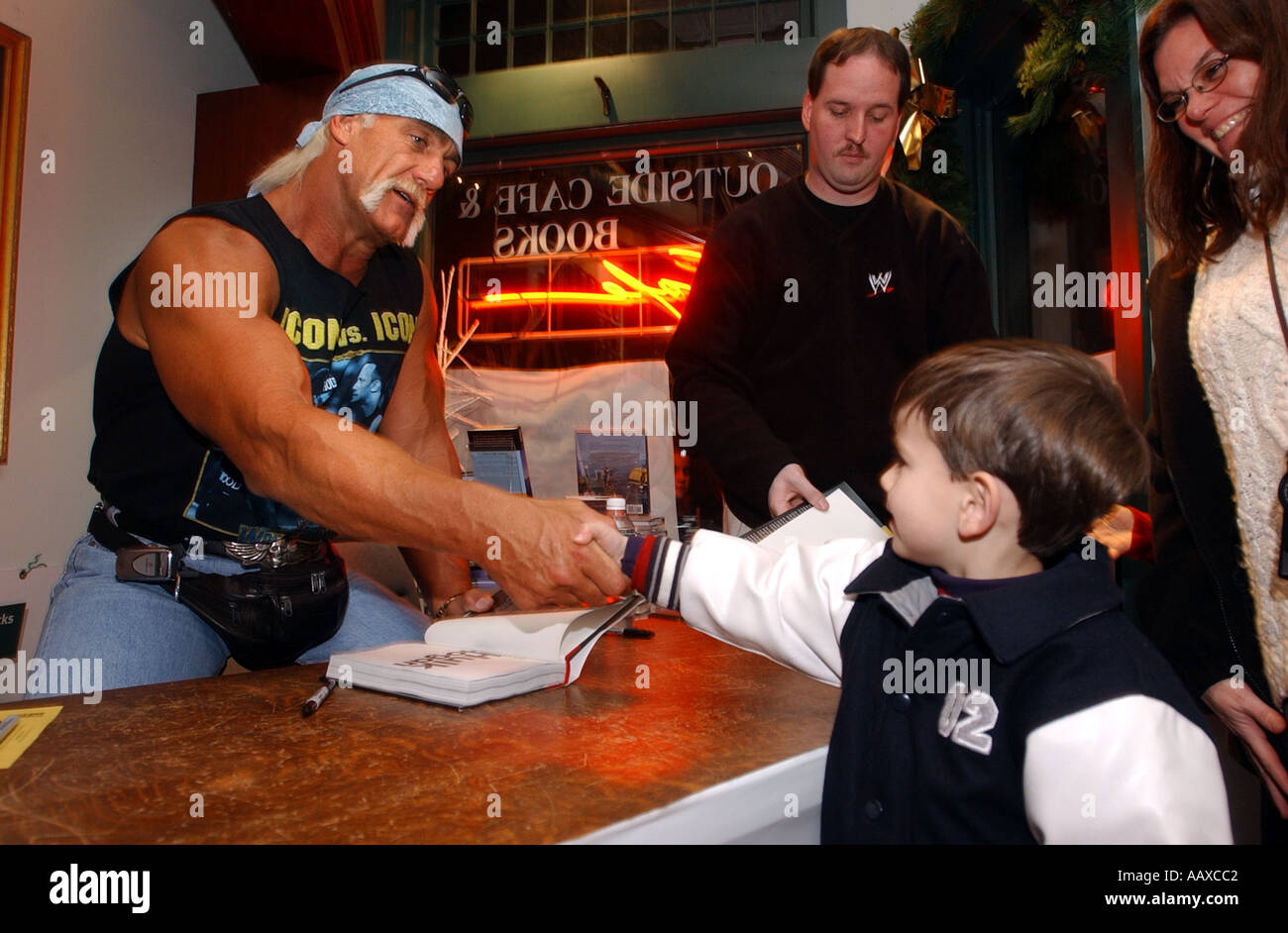 Pro-Wrestler Hulk Hogan Gruß Menschen bei einer Signierstunde für Hogan s neues Buch in Madison, CT, USA Stockfoto