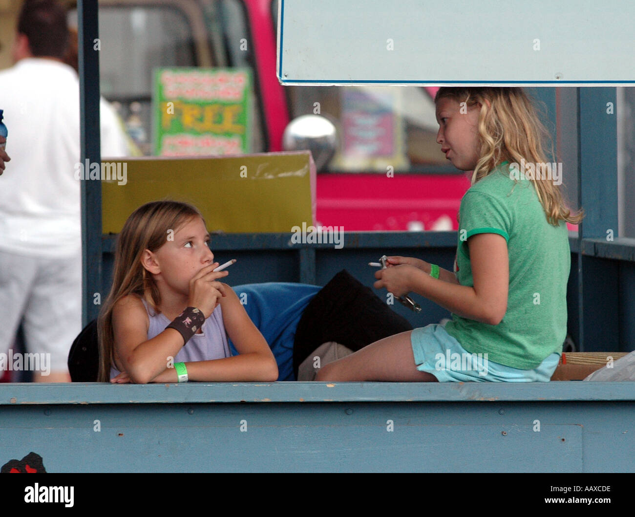 Zwei kleine Mädchen, die vorgibt, rauchen Zigaretten spielen Stockfoto