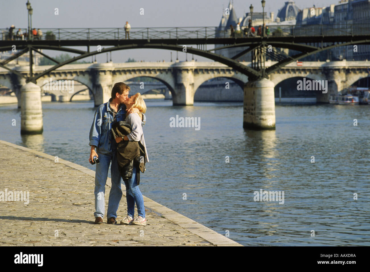 Paar küssen bei einem Spaziergang entlang der Ufer in der Nähe von Pont des Arts in Paris Stockfoto